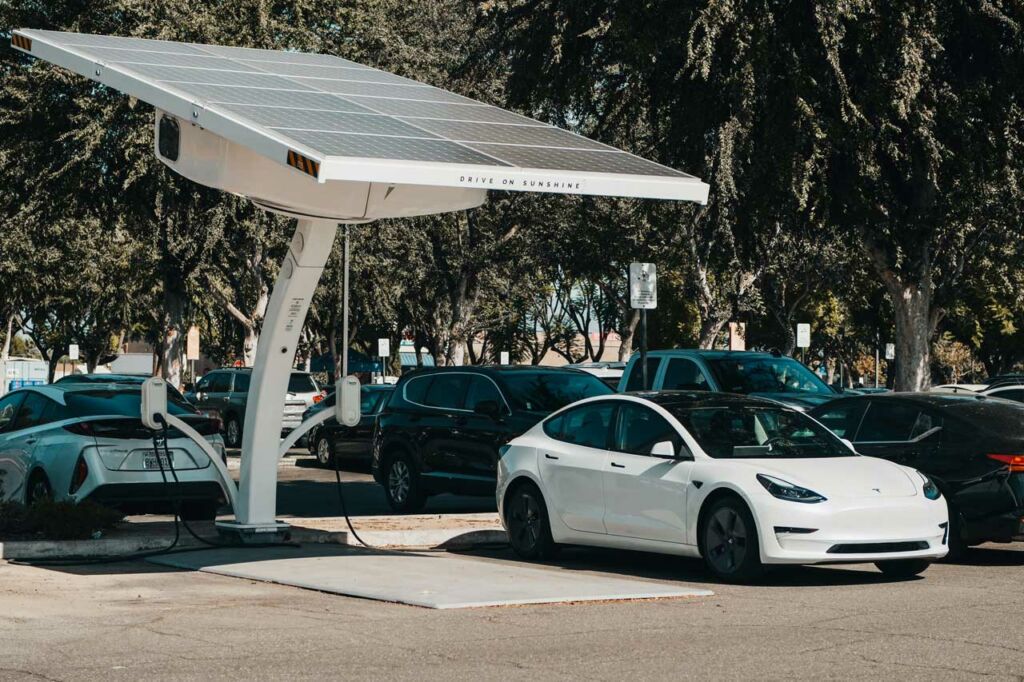 panneau photovoltaique station rechargement solaire véhicule électrique