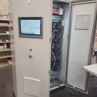 armoire de process en test dans les ateliers d'Alaneo Energies -Electricité Industrielle Montendre 17