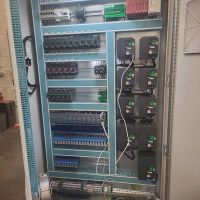 Montage armoire de process en test - ateliers d'Alaneo Energies -Electricité Industrielle Montendre 17
